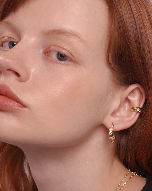 Symmetrical Earrings With Golden Ribbon