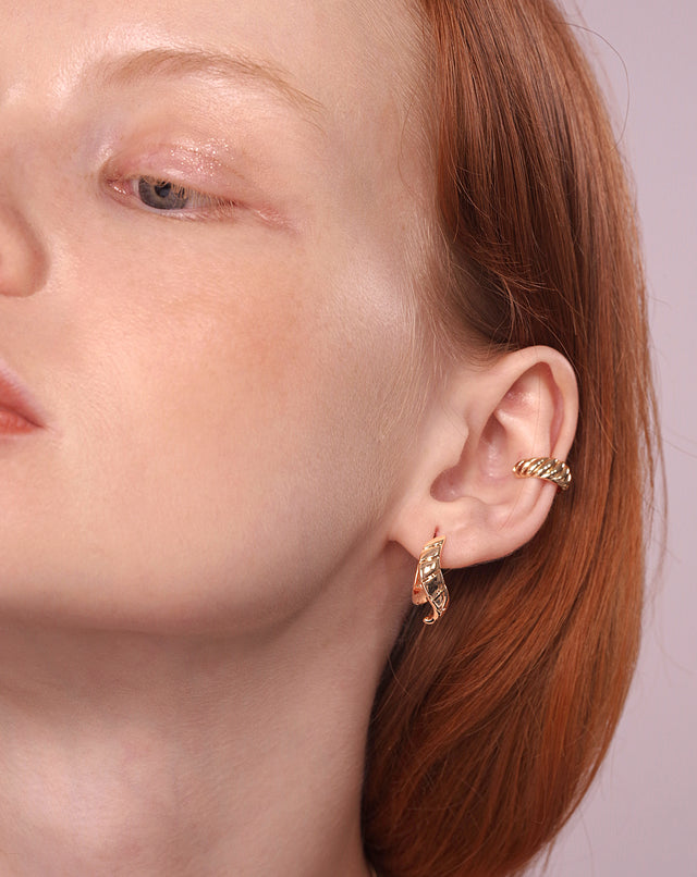 Symmetrical Earrings With Golden Ribbon